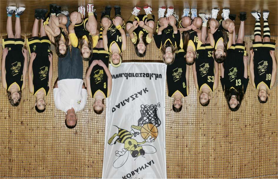 Gyermek fiú csapat Állnak (balról): Luari Richárd, Sipos Péter, Sipos Gábor, Poór Károly (edzõ), Kocsis András, Nagy Axel, Markó Péter, Balaton Gábor, Vitáris Benjámin, Illés