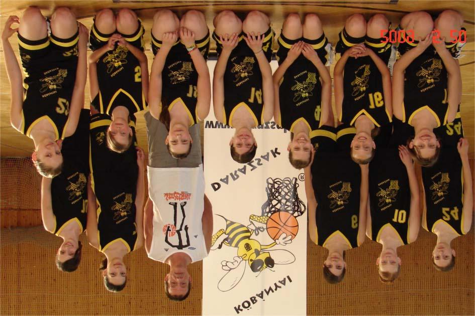 Serdülõ leány csapat Álló sor (balról): Vereb Daniella, Weber Fruzsina, Weber Ambrus (edzõ), Gebri Orsolya, Keszthelyi Nóra, Borisza Lilla; térdelõ sor