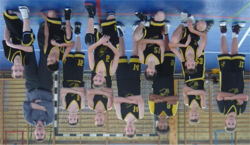 fiú csapat Álló sor (balról): Poór Károly (edzõ), Szõke Olivér, Hamuth Zsolt, Kocsis András, Osiyemi Adebayo, Szabó Márton, Buzsáki Bence; guggoló sor