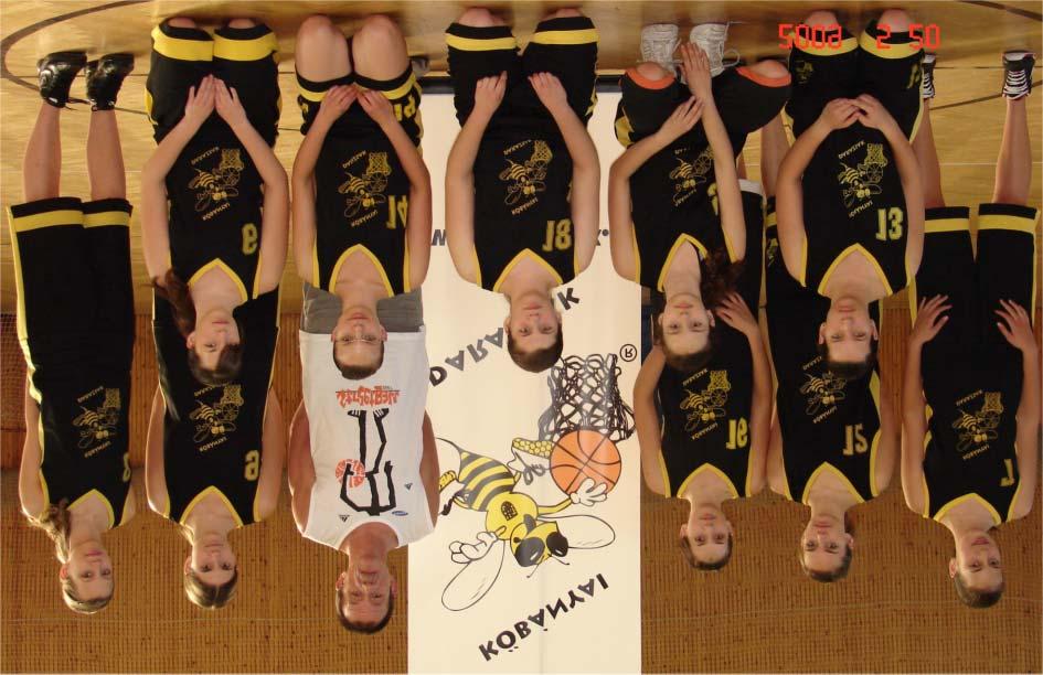 Hajdu Péter (edzõ); guggoló sor (balról): Adjudani Szaszan, Sulák Kristóf, Szemán Gábor, Nebehaj Balázs; hiányzik a képrõl: