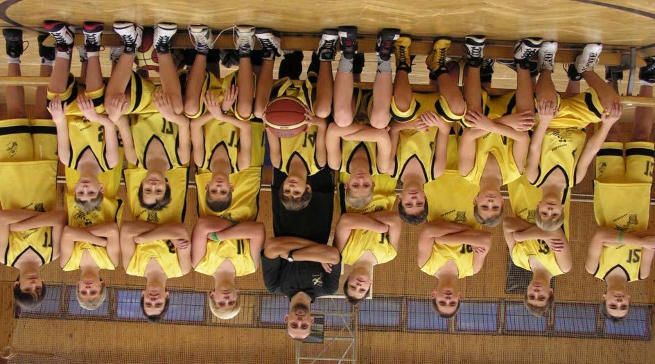 Serdülõ fiú csapat Álló sor (balról): Obert András, Varga Kristóf, Molnár Alex, Barkó Barnabás, Bencsics Zoltán (edzõ), Bakk Richárd, Úr Mátyás, Farkas Boldizsár, Wendler