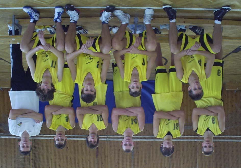 Junior fiú csapat Álló sor (balról): Tápai Zsolt (edzõ), Szollár Gergõ, Horváth Szabolcs, Kocsis András, Szemán Gábor, Kiss Robin;