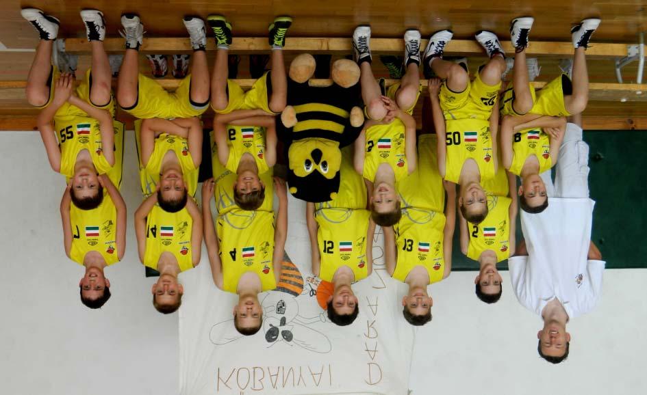 U11 csapat Álló sor (balról): Szidor Levente, Szmeló Krisztián, Semmelweis Dániel, Szük Zsombor, Kolok Balázs, Szidor Bálint, Tápi Zsolt (edzõ); ülõ sor (balról): Szabó Attila, Kovács Botond, Papp
