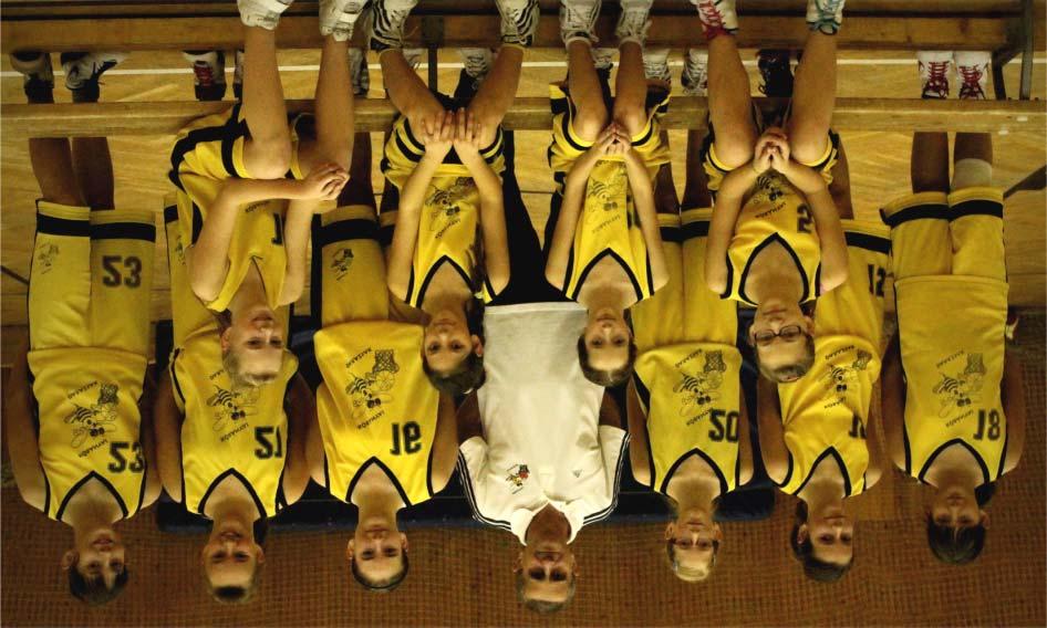U13 leány csapat Álló sor (balról): Szabados Nóra, Szabó Boglárka, Fejes Hanna, Jánossy Ervin (edzõ), Sándor Eszter, Hajdu Réka,