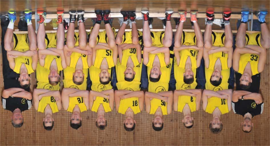 U16 fiú csapat Álló sor (balról): Varga István (edzõ), Molnár Alex, Karacs Dániel, Varga Kristóf, Úr Mátyás, Varga Balázs, Pflum Norbert, Frisnyák