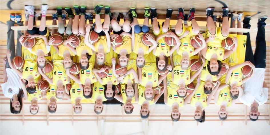 U12 leány csapat Hátsó sor (balról): Fritz Krisztina (edzõ), Zsirka Erzsébet, Lányi Léna, Csató Ildikó, Nagy Réka, Sulija Sára, Józsa Evelin, Kutrik Dóra, Kovács Enikõ, Fabini Eszter, Dohar Zoltán