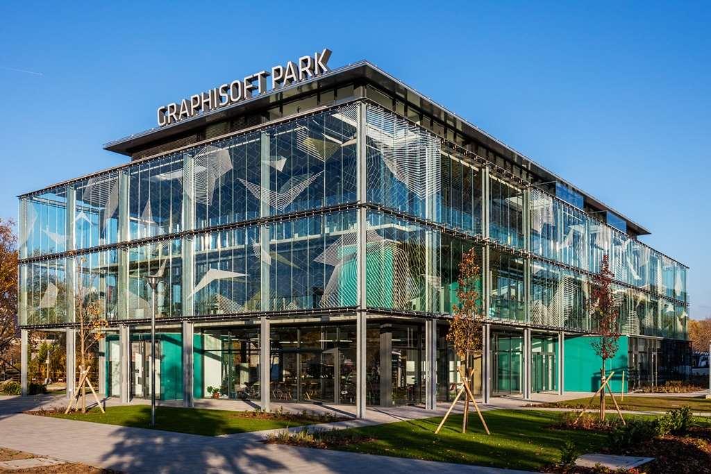 campus épületegyüttesét, valamint az ezektől északra és délre elhelyezkedő fejlesztési területeket. A Park 1997 óta folyó fejlesztése során 2014. végéig 11 hektáron 55.