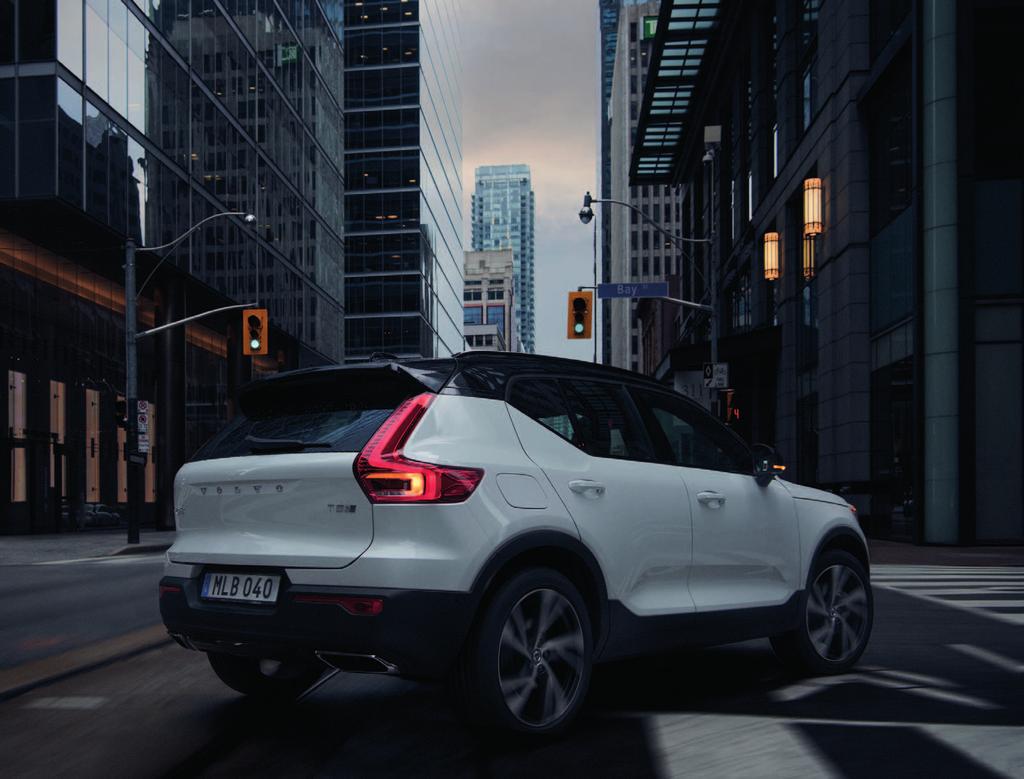 6 I VOLVO TÉLI GUMIK VOLVO TÉLI GUMIK I 7 ÚGY TERVEZTÜK HOGY A KERÉKDIZÁJN FELDOBJA AUTÓJÁNAK KARAKTERÉT Az eredeti Volvo könnyűfém felniket úgy terveztük, hogy azok harmonikusan illeszkedjenek