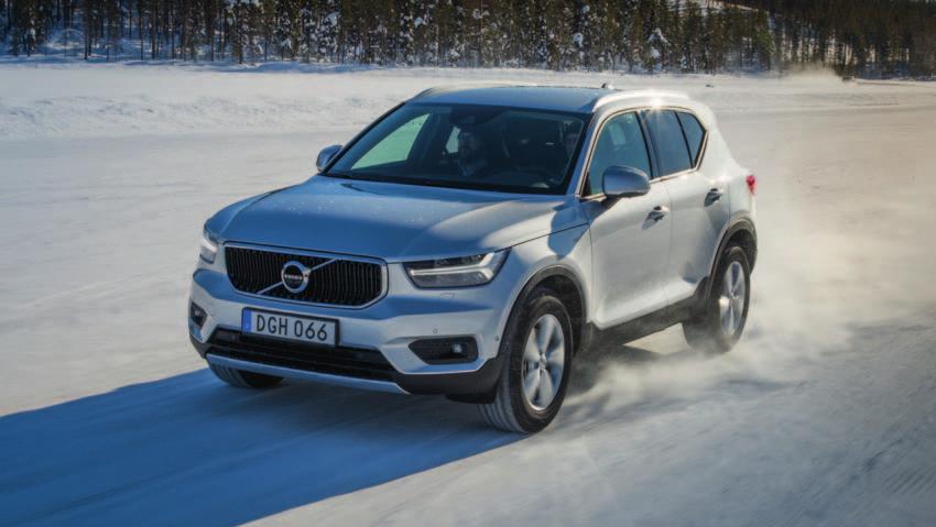 10 I VOLVO TÉLI GUMIK VOLVO TÉLI GUMIK I 11 A LEGKEMÉNYEBB TESZT A LEGZORDABB KÖRÜLMÉNYEK KÖZÖTT A Volvo Cars a hetvenes évek óta minden esztendőben A lappföldi tesztek után a gumiabroncsokat