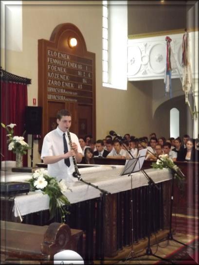 Fejvesztve rohanunk, mintha nem lenne időnk, mintha nem szabadna döntést hozni, félretenni a félelmeinket, birtokolni a tudást. Félünk álmodni, tovább lépni, bízni és hinni.