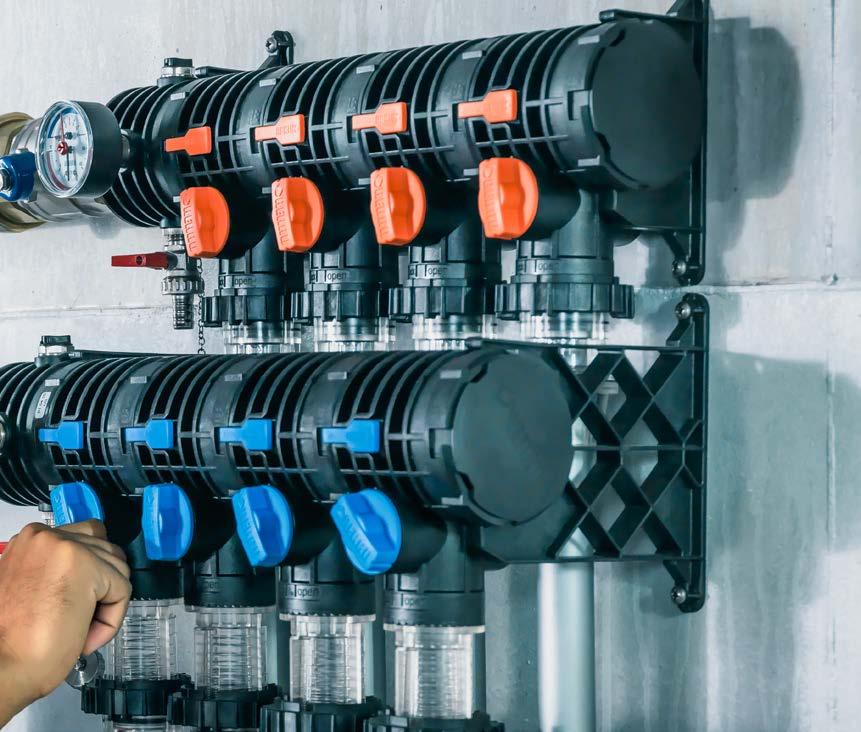 FŰTÉS GEOTERMI- KUS ENERGIÁVAL Hő a földből IVÓVÍZ/FŰTÉS SZANITERBOXOK LEFOLYÓRENDSZER A felszínről vagy a mélyből: Így nyerhető energia A talajból