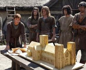 Disneyrajzfilmben Tanácskoznak a (csak regényben létező) Kingsbridge építészei A