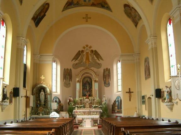 Csengőd, római katolikus templom belseje Csengőd, református templom belseje Milyen alapvető különbségek vannak a két liturgikus tér jellege, berendezései között sejtésetek szerint?