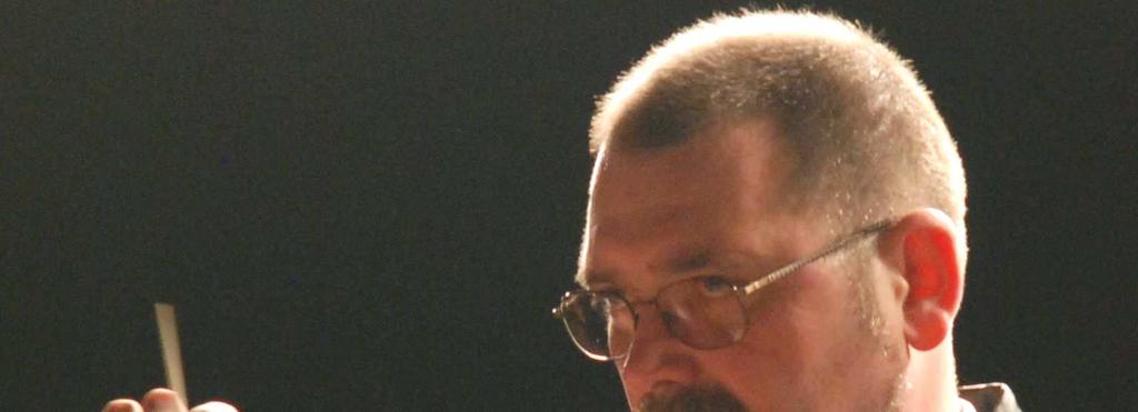 A Tapolcai Ifjúsági Fúvószenekar Újévi hangversenyére kaptam meghívót és tiszteletjegyet. Már ez is ünneplıbe öltöztetett. A tágas Rendezvénycsarnok megtelt szépre váró vendégekkel.