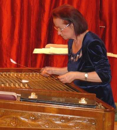zenét hallottunk. Stílszerő Nógrádi Péter mőve: Mint zengı érc vagy pengı cimbalom, de elhozta Bartók muzsikája Erdély hagyományırzı világát is.