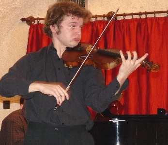 a nagybıgı mágusa, tanár, kutató, több nyelven publikál; növendéke a bécsi filharmónia szólóbıgıse lett. Mősorán H. Fryba, J. S. Bach, M.