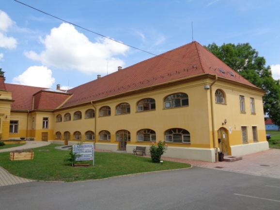 Az egyik szárnyát később a templom építése miatt lebontották és helyére, a bal szárny végére, arra merőlegesen egy új szárnyat építettek.