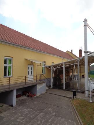 század eleji utcavonallal párhuzamosan álló, utcafrontján tégla architektúrás földszintes