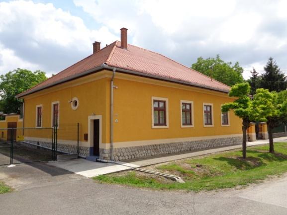részben felújított épület szakszerűtlen felújítás, homlokzat energetikai korszerűsítés Szentlőrinc, Templom tér 2.