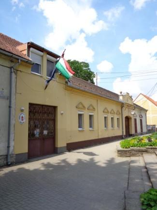 század első felében, zártsorú beépítés szerint emelt településképet meghatározó