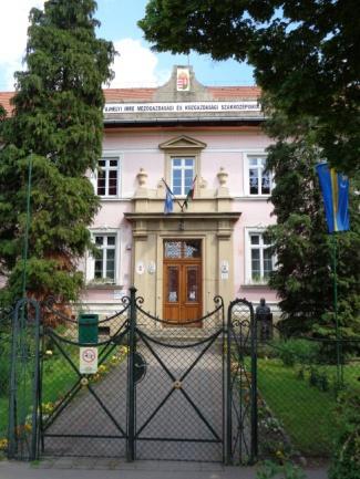 század első felében épült kétszintes alápincézett iskolaépület épület tömeg,