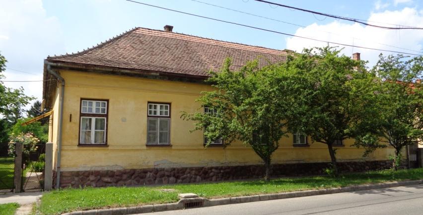 század első felében, hézagosan zártsorú beépítés szerint emelt épület, 8 ablak