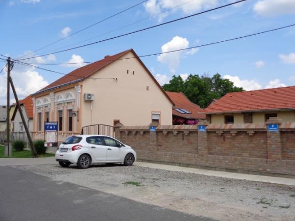 épület, újragyártott fa ablakokkal és műanyag redőnnyel Szentlőrinc, Rákóczi Ferenc utca 33. HELYRAJZI SZÁM: 346 lakó- és gazdasági épület, utcai kerítés 20.