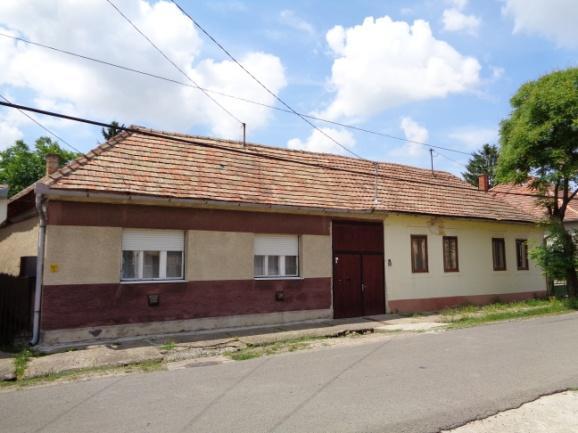 század első felében, fésűs beépítés szerint a lakóház mögött épített téglaarchitektúrás istálló épület