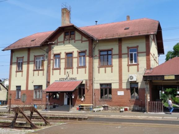 század első felében épített kétszintes téglaarchitektúrával díszített állomás épület épület tömeg, nyílásrend, nyílászárók,