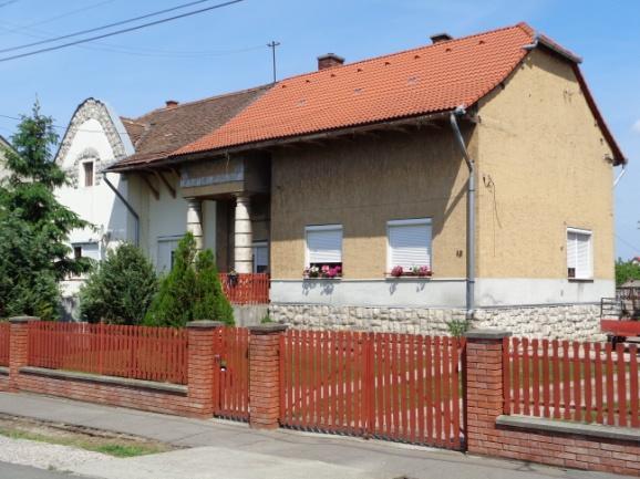 század első felében épült földszintes emelt tömegű vasúti tiszti lakóház, ami jelenleg két lakásra van osztva