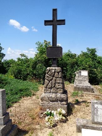 kereszt áll épület tömeg, nyílászárók és anyaghasználat, keresztek egésze karbantartott állapotú,