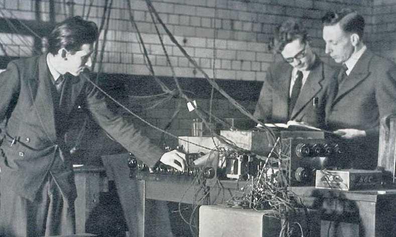 A nagyenergiájú kölcsönhatások fizikájának születése Az 1930-as évek elejétől az 1950-es évek közepéig a nagyenergiájú fizika fő részecskeforrása a kozmikus sugárzás másodlagos (légköri) komponense