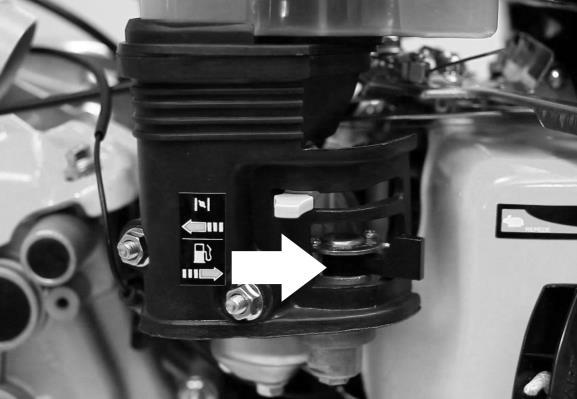 A motor indítása Kapcsolja be a motor sokk- karját, 4. Ábra Kapcsolja be a benzinszelep karját, a rajzon jelölt irányba 5.