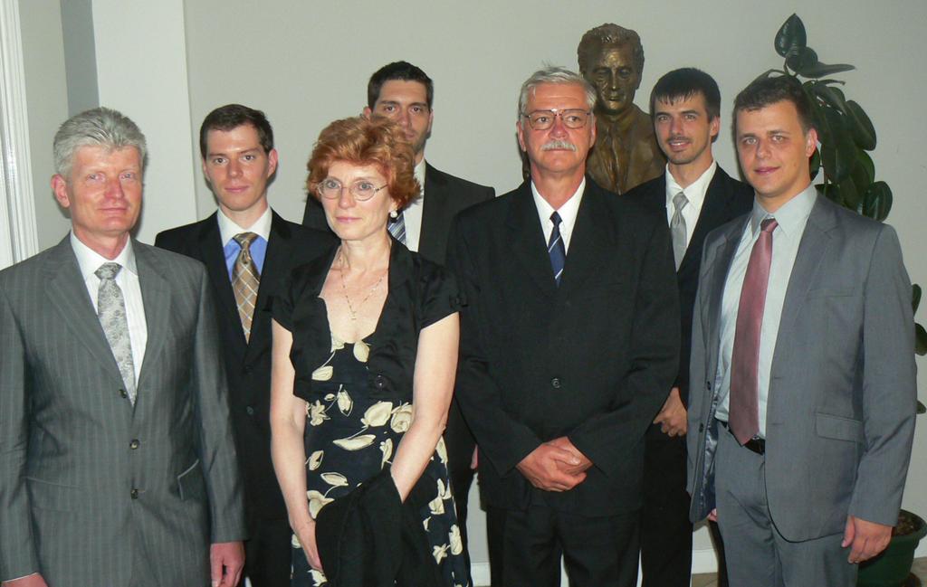 446 GYÓGYSZERÉSZET A Kedvessy-család az ünnepségen (balról): dr. Kedvessy Tamás, dr. Bogdán András, Bogdánné dr.