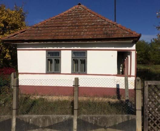 homlokzaton a két kis osztott faablak és