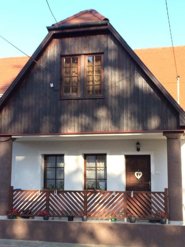 középületeket, harangtornyot, melyek
