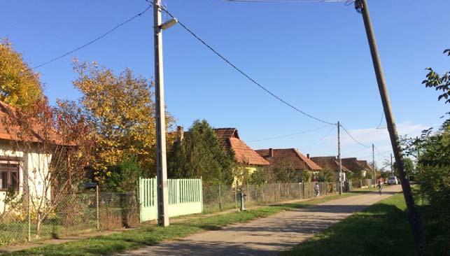 csak az utca egyik oldalán