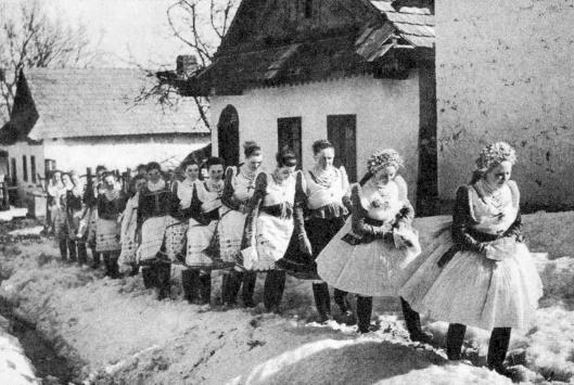 Az évszázadok során kialakult népviseletet maguk készítették, és egészen a múlt század közepéig hordták. A paraszti hagyományok, népművészeti értékek, szokások iránt mind több turista érdeklődik.