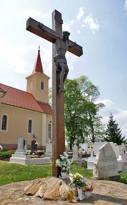 A templomkert éke Marton László szobrászművész Krisztus a kereszten című alkotása.