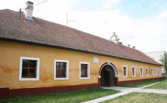 István templomfestő készítette, színes ólomkristály ablakokon szentek és bibliai képek jelennek meg.