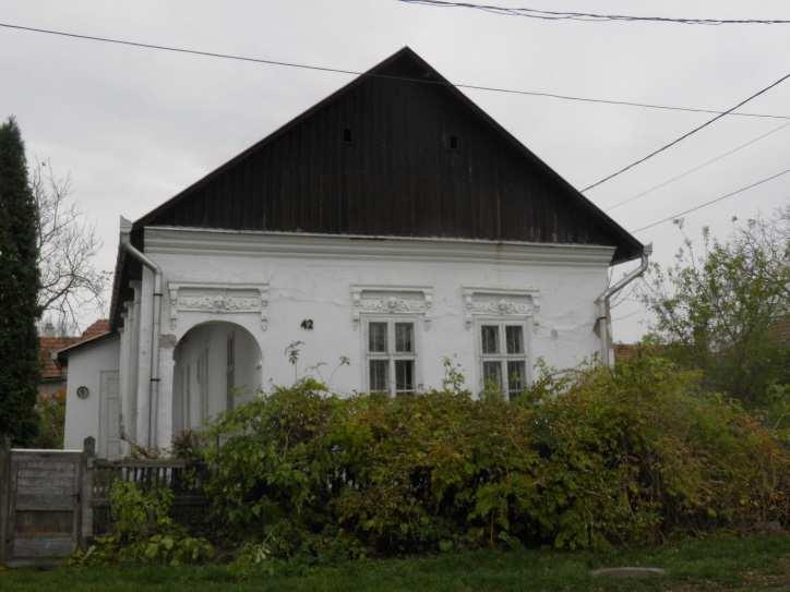 Jász ház (Népi lakóház) A házat 1882-ben Bordás András építtette. Ez az ötosztatú ház hűen tükrözi a jászsági polgárosuló parasztcsalád életvitelét, lakáskultúráját.