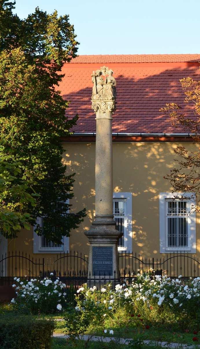 A ma álló oszlop előtt egy igen régi, művészi igénnyel készült Szentháromság szobor állott az országútnál, a templom mellett - amint az 1800-ból való látkép is mutatja.