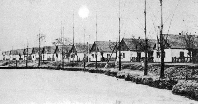 TETŐHAJLÁSSZÖG Jászárokszállás belterületi településrészei vegyes képet mutatnak az épületek tetőformáját illetően.