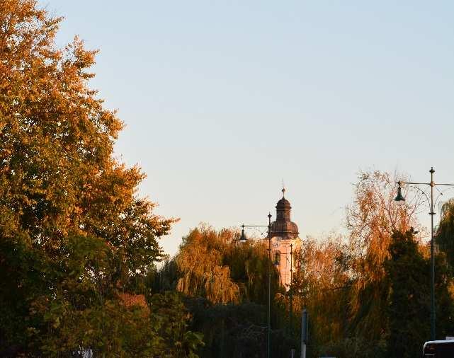 is. A központban található park nagy fákkal árnyékolt,