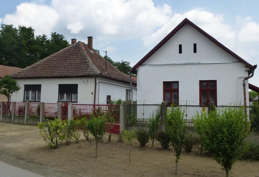 A legérdekesebb épületek, a közeli sváb településeken is megszokott, illetve elsősorban ott jellemző csűrök. Fábiánházán is szép számmal található ilyen építmény még.