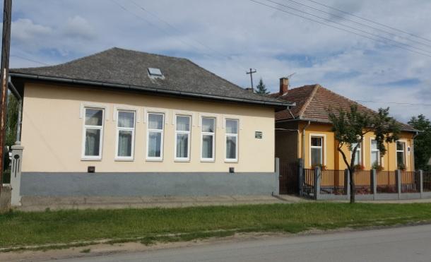 A magyar hagyományos környezetkultúra mindig a meglévőt bővíti, alakítja, igazítja az új igényeknek megfelelően, és ezzel az additív jellegű építkezéssel folytonosan új, de önmagában is életképes