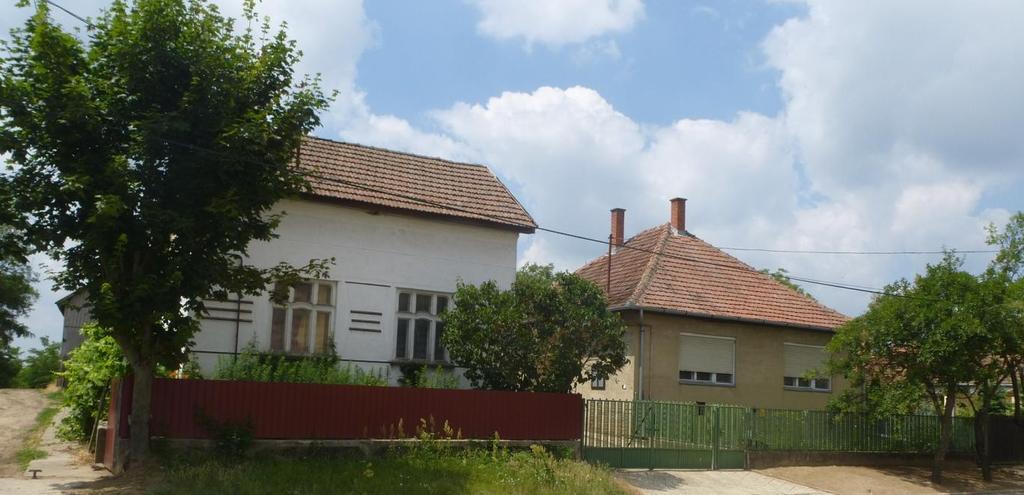 A közintézményi és szolgáltató funkciójú épületek esetén az utcával párhuzamos nyeregtető általában kedvezőbb beépítést tesz lehetővé. Ettől eltérni csak nem túl széles lakó telek esetén indokolt.