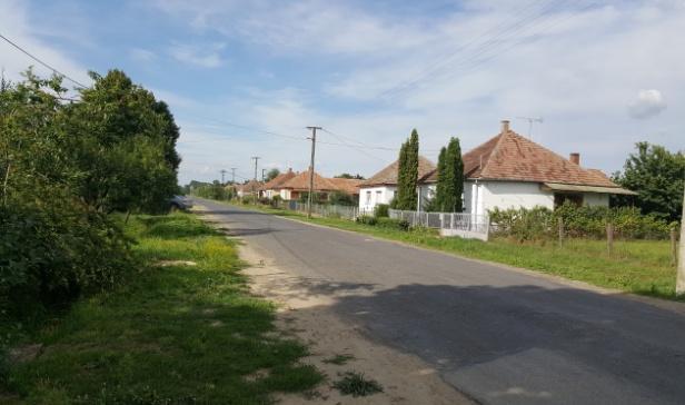 általában még nem zavaró. Összetett tetőidom esetén is legyen legalább a lakás bejárat kijárat környékén oromzat.