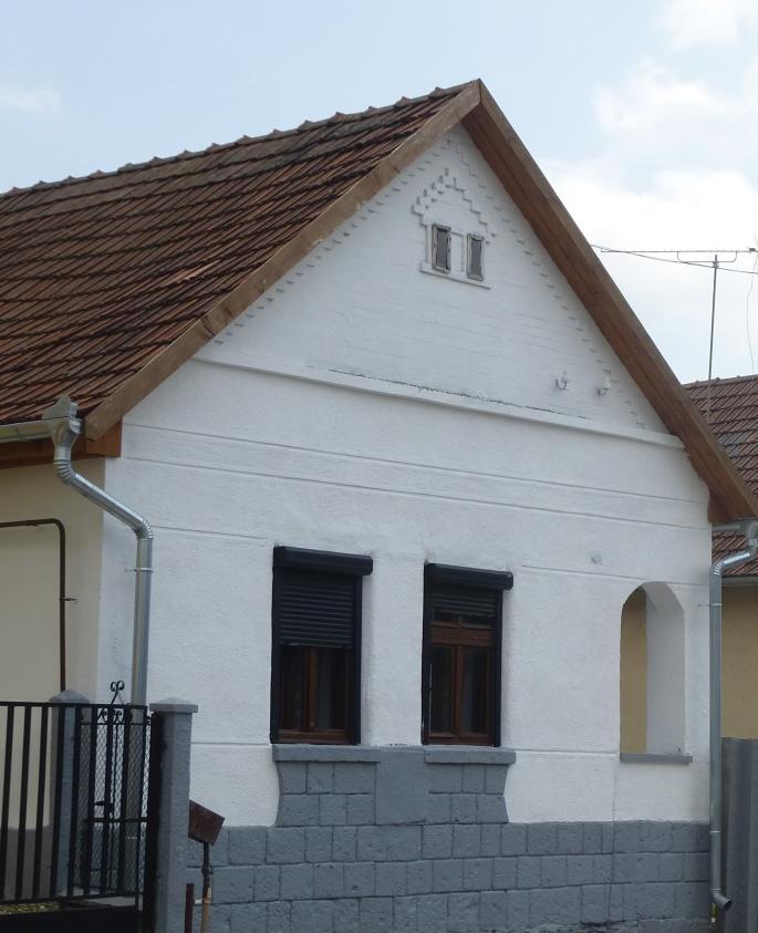 Új épületek építése esetén tetszőleges anyagú, de fa mintázatú vagy fegyverzetű, víztiszta, vagy matt síküvegezésű, osztott ablakok beépítése javasolt.