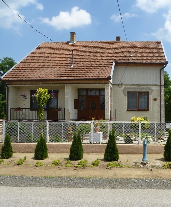 A nyílászárók javasolt színe világos, természetes fa szín, vagy olíva zöld, vagy ezek szürkével tört árnyalata. Védett épületek esetén (fehér) a védett értékhatározza meg a színt.